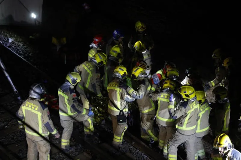 Un tren de Rodalies choca con un muro derrumbado en Cataluña : muere el ...