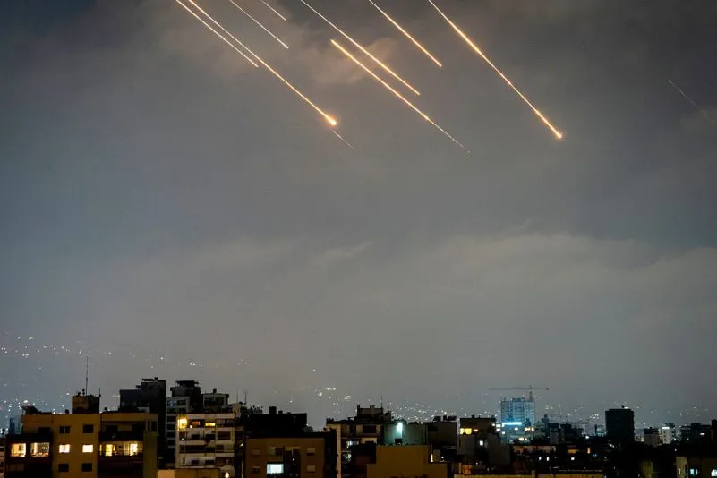 Los hutíes, aliados de Irán, amenazan con bloquear un estrecho clave del mar Rojo