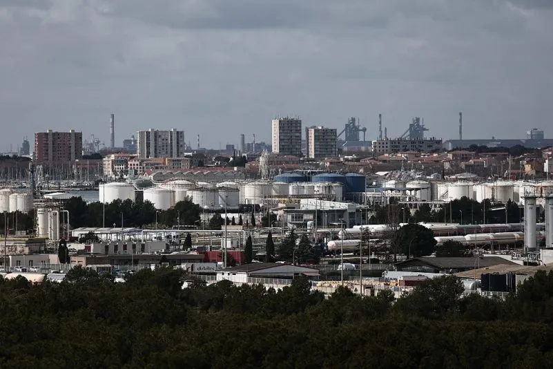 La AIE acuerda liberar un récord de 400 millones de barriles de petróleo de sus reservas