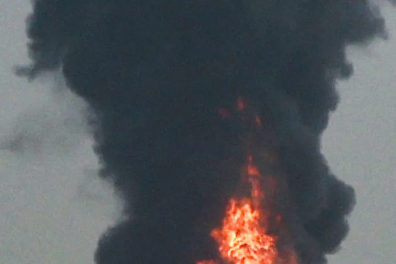 Drones y misiles golpean el Golfo: incendios suspenden vuelos en Dubái y paralizan el puerto petrolero de Fujairah; Trump pide coalición naval