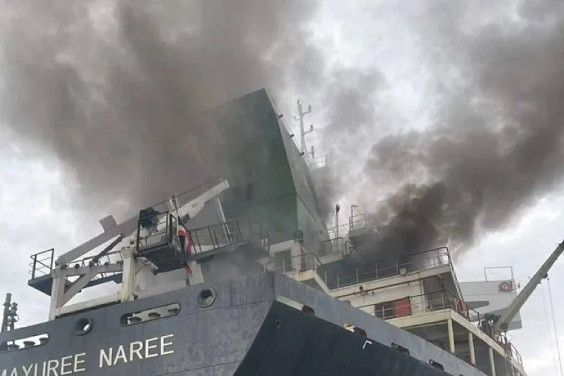 Escalada en torno a Irán: atacan tres cargueros cerca de Ormuz, EE. UU. destruye 16 barcos minadores y drones golpean depósitos petroleros en Omán