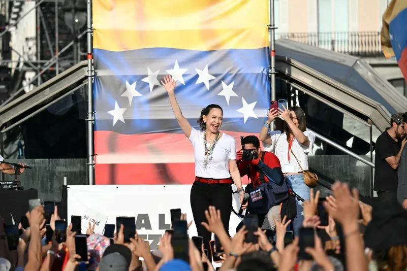 La líder opositora de Venezuela, María Corina Machado, recibe la Medalla de Oro en Madrid y promete el retorno a Venezuela