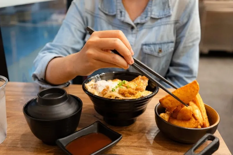 Los palillos chinos: historia, tradición y beneficios para la salud