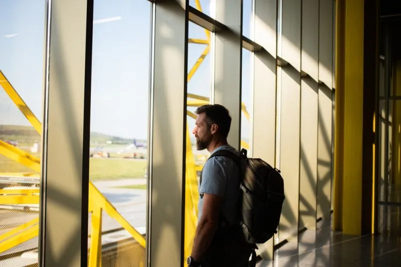 España exporta talento e importa dependencia: la paradoja migratoria del Gobierno de Sánchez