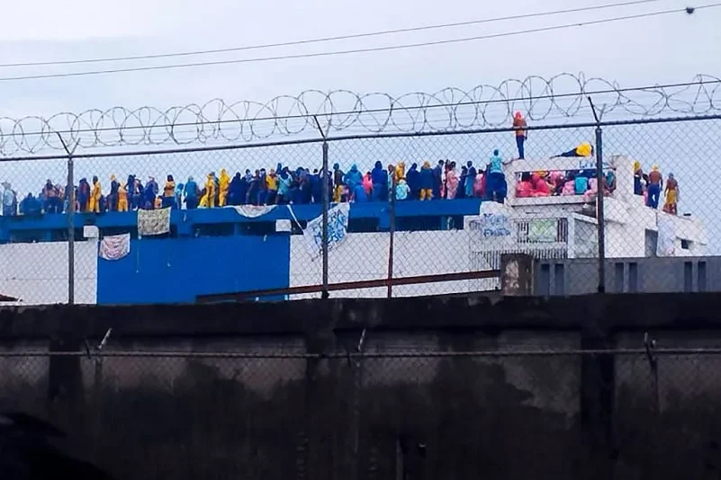 «SOS, nos están torturando»: cientos de reclusos toman el control de una prisión en Venezuela y denuncian malos tratos
