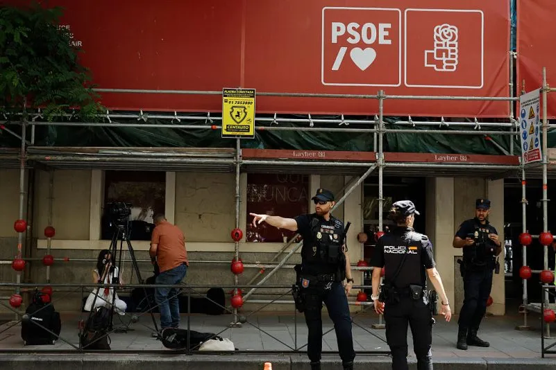 La UCO entra en la sede del PSOE por una presunta trama contra causas judiciales