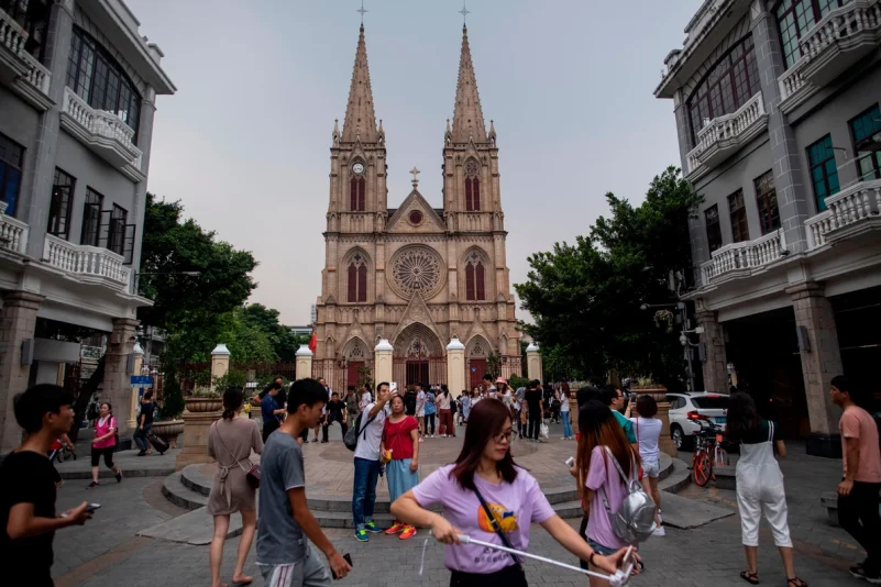 Católicos en China denuncian severas restricciones a sus prácticas religiosas